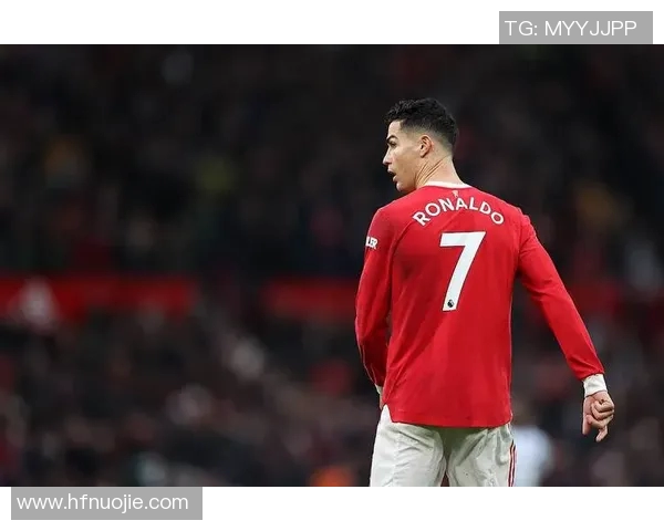 足球明星C罗的队徽照片展现了他的辉煌成就与无与伦比的足球魅力